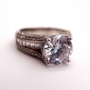 Silver Tone Round Cut Cubic Zirconia Solitaire Statement Ring. Size 5.5.